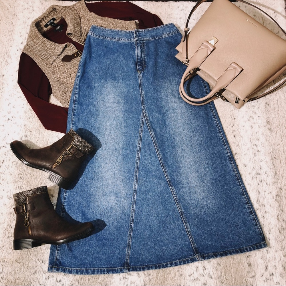 Liz Claiborne Denim Skirt Size: 4